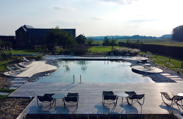 Splendid Castle in Perwez-Haillot with Sun-loungers