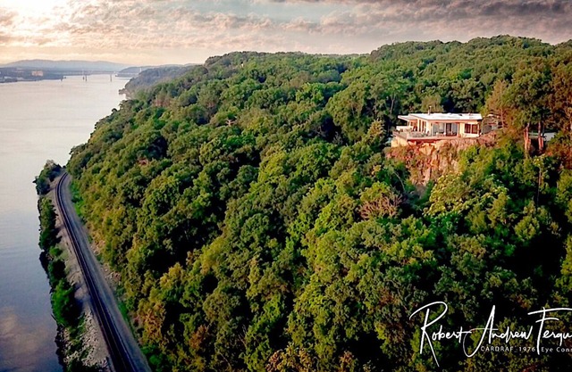 Splendid Isolation: Private Luxury. Breathtaking Modern Villa On Hudson Bluffs.