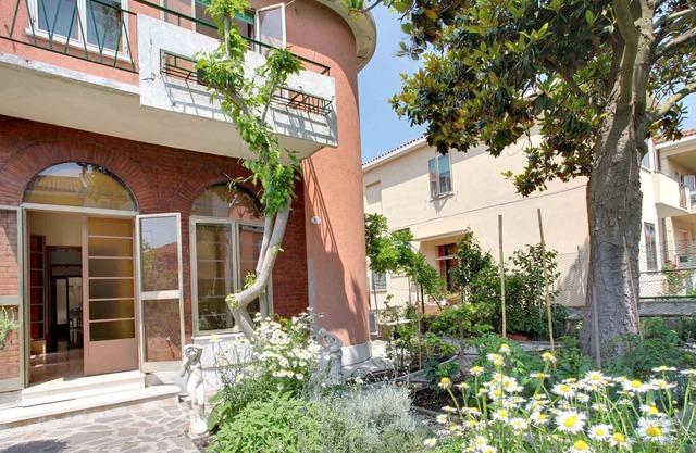 Splendid large and bright house with private garden