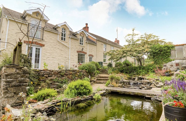 SPRING COTTAGE, pet friendly, with a garden in Pentre-Cwrt