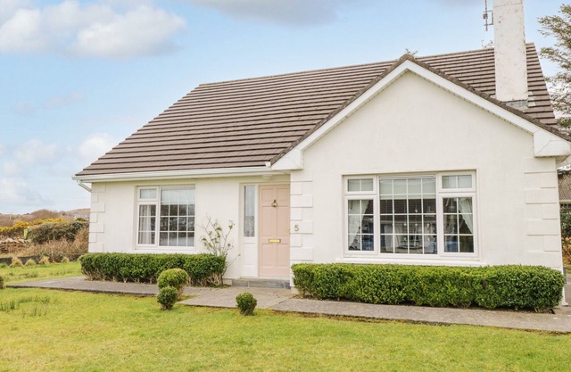 SPRINGWOOD COTTAGE, family friendly in Louisburgh, County Mayo