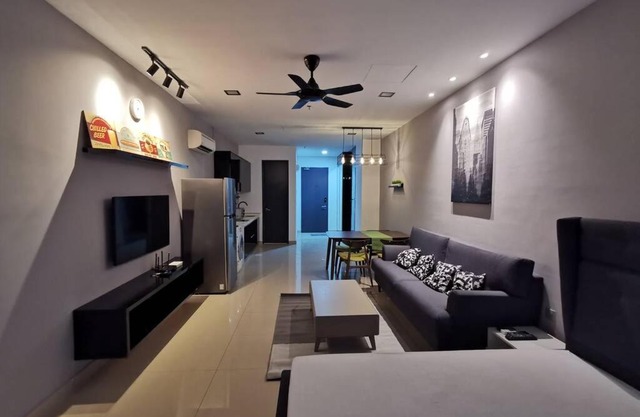 SS15 Courtyard Sunway Newly renovated Studio in First Subang Netflix 65inch TV