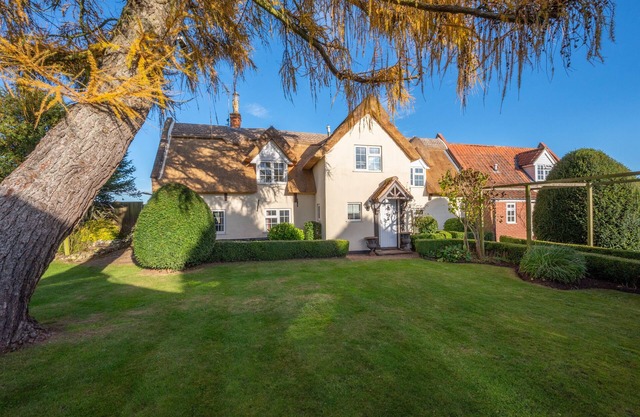 St Benets - Four Bedroom House, Sleeps 8