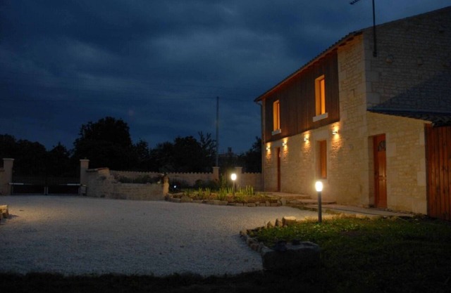 Stylish, 3 bedroom renovated 19th century Barn in the Heart of Venise Vert
