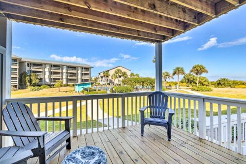 St Helena Island Condo with Pool and Beach Access!