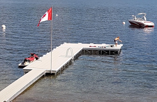 St. Ives Resort on Shuswap Lake - 3 bdrm w/loft, lakefront, pet friendly, dock+