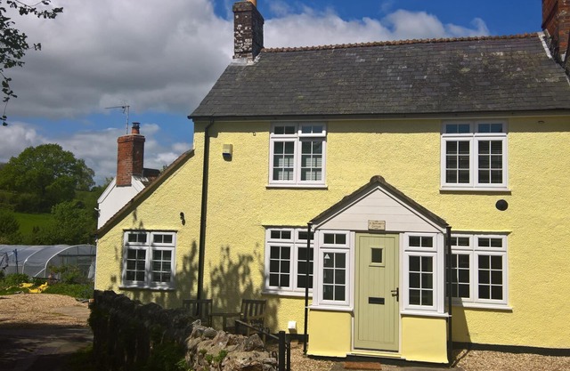 ST MARGARET'S COTTAGE, family friendly, with open fire in Tatworth