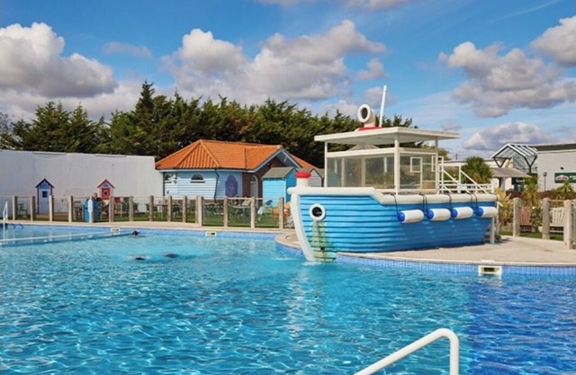 St Osyth - Seaside 3-Bedroom Lodge - Sleeps 6