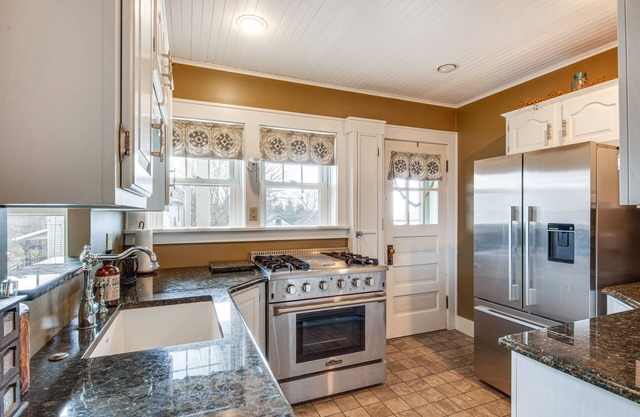 St Petersburg Cottage w/ Porch, 2 Mi to Foxburg!