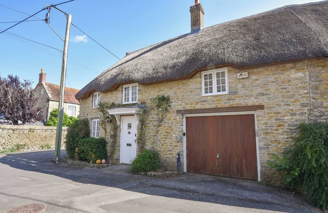 STABLE COTTAGE, family friendly, with a garden in Burton Bradstock