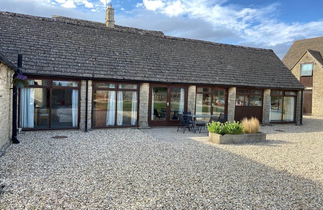 Stable Cottage, Old Mill Farm, Cotswold Water Park