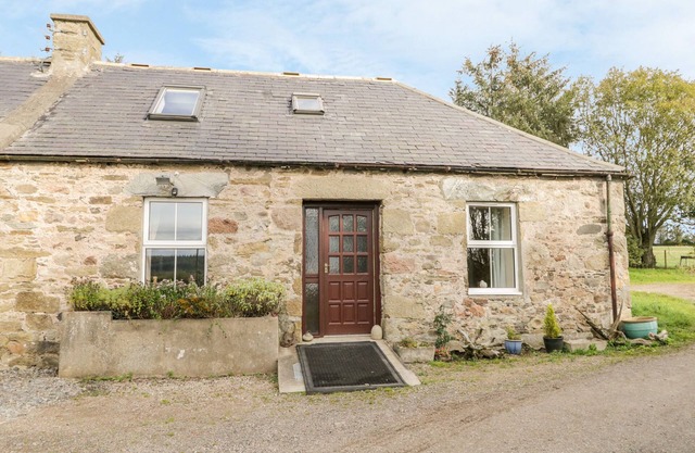 STABLE COTTAGE, pet friendly in Fochabers