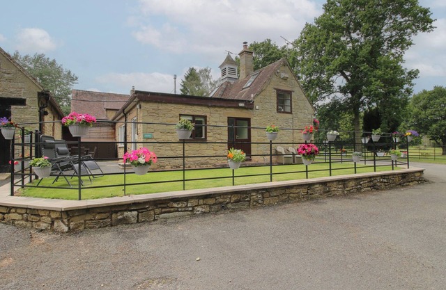 STABLES COTTAGE, pet friendly, character holiday cottage in Shobdon