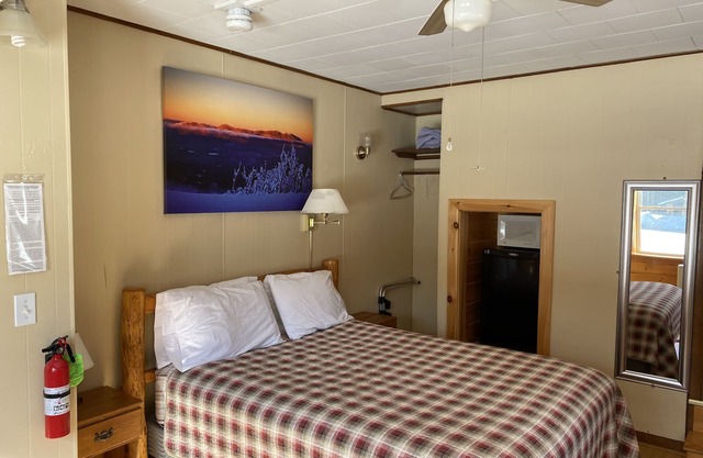 Standard queen bed room sleeps 2