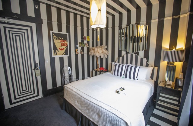 Standard Queen Room w/Ensuite Bathroom