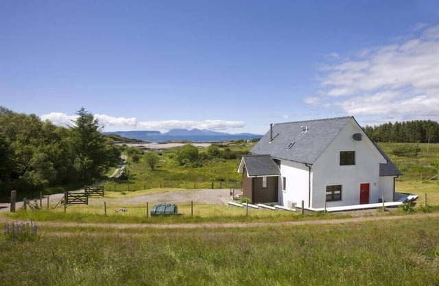 STAR NA MARA, pet friendly, with a garden in Arisaig