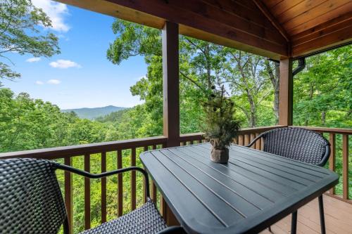Stargazer - Secluded North GA Mountain Retreat - Incredible Views, Hot Tub, Cozy Fireplace, Porch Swing, Billiards Table - Miner