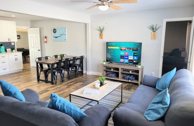 Starved Rock Retreat! Game room, King Bed, Pet Friendly!