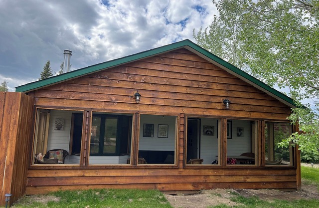 STAY 2 NIGHTS GET 1 FREE -Cozy Victoria Beach Cottage ,Hot Tub,Deck and CC Ski