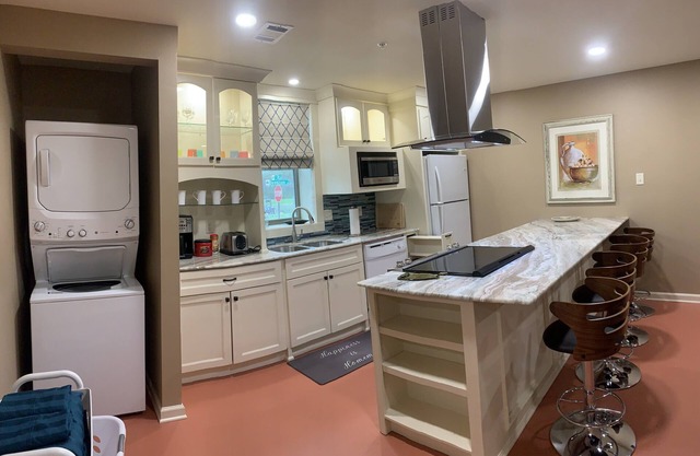 Stay close to entertainment! nDowntown LR 2 bedroom apt near Simmons Bank Arena