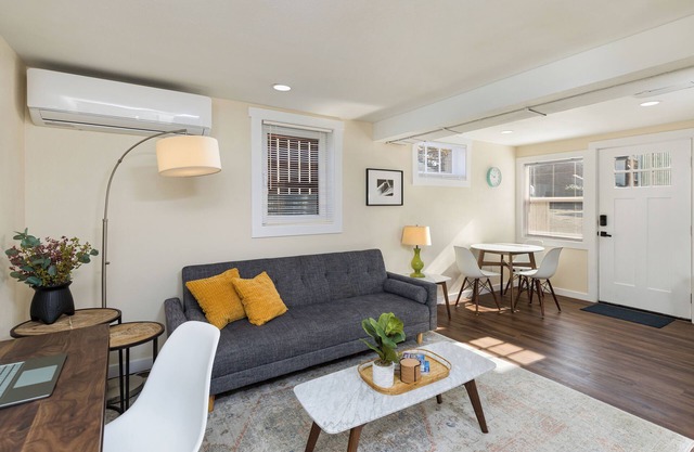Stay Cool - AC! Perfect for Exploring Tacoma. Pet Friendly. Free Parking.