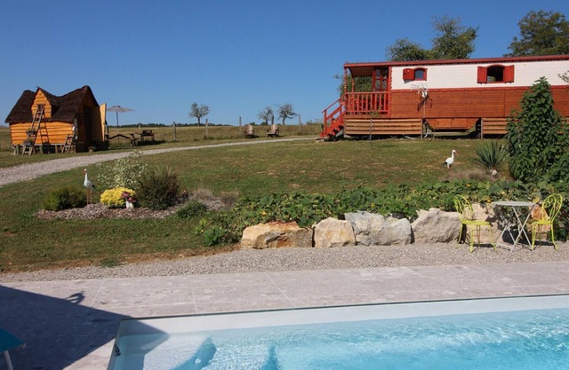 Stay in a caravan with pool and WiFi in Saône Valley