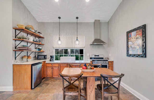 Stay in a cozy and luxurious retreat with a farm environment.