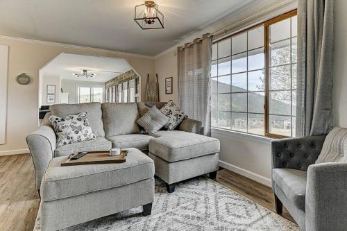 Stay in a Historic Gold Mine Town w/Mountain Views