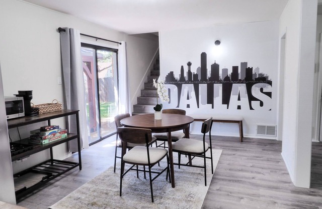 Stay In The Heart Of DFW: Cozy Home Minutes Away from DFW Main Attractions