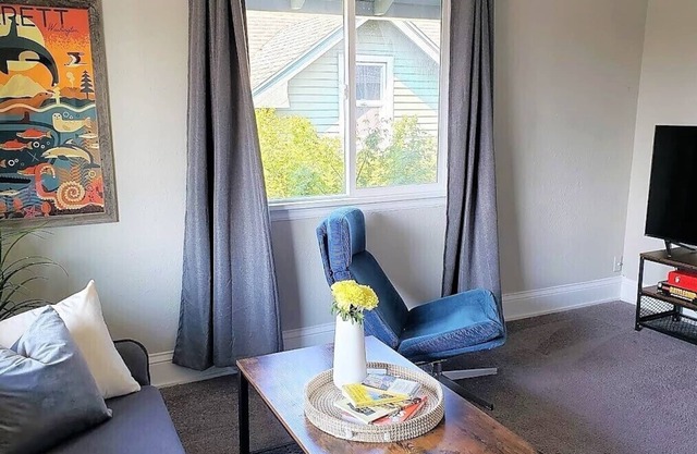Stay in The Heart Of Everett's Historic Riverside Neighborhood!