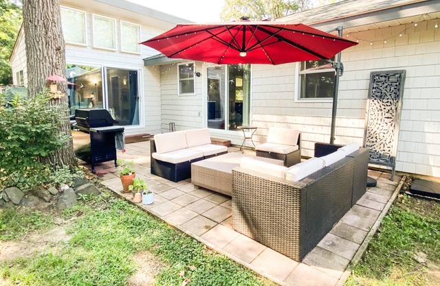 Stay mins to downtown in sunny fenced-in backyard in waterfront community Pet-friendly
