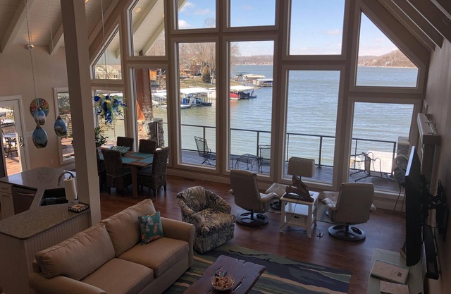 Stay on the lake with amazing views! Perfect for families including Fido!