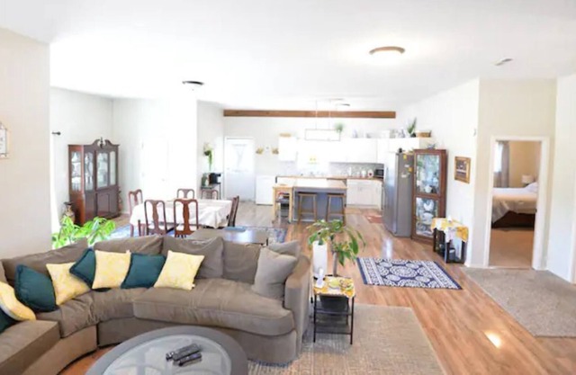 Stay & Play! Private guest house, Golf,Pool,Court