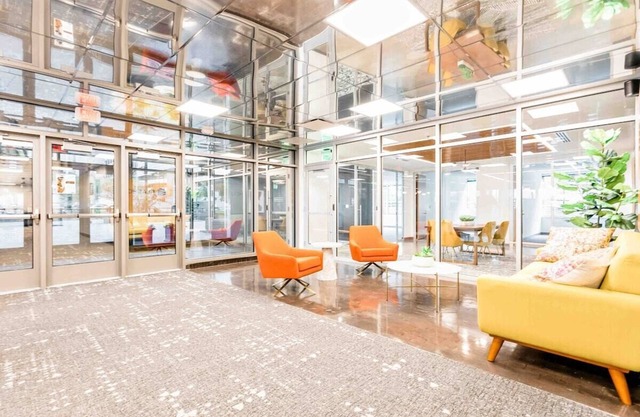 Stay Right in the Heart of Downtown+Free Parking