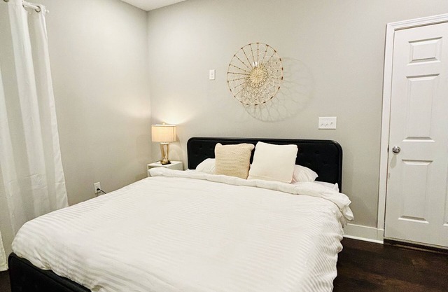 Stay with Jenny in a cozy king-size bed in Lithonia