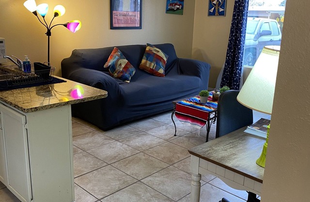 Stay With Us in Rio Rancho! Balloon Fiesta Shuttle Close. 2 REAL QUEEN BEDS!