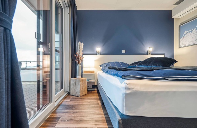 Stay24 - Schwimmendes Ferienhaus mit 3 Schlafzimmern, 2 Terrassen und Viel Platz