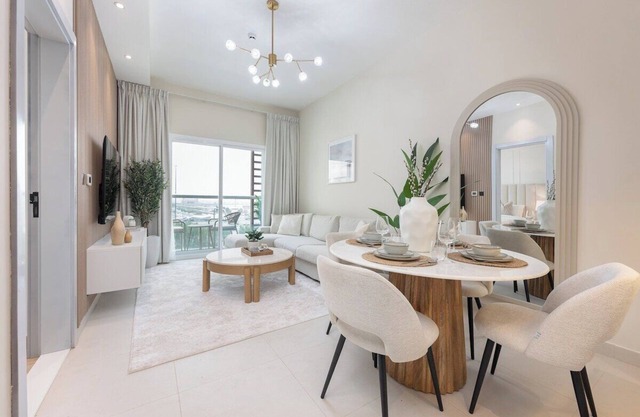 StayShort - Elegant 1-Bedroom Apartment in Jumeirah Village Triangle with Balcon