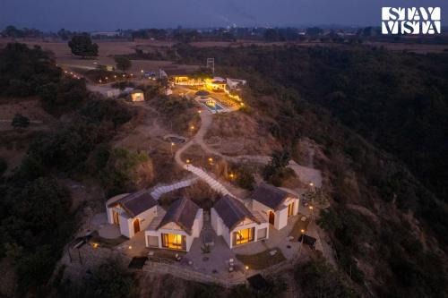 StayVista at Artisanal Heights with Jacuzzi and Infinity Pool