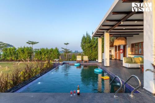 StayVista at Lotus by the lake with Pool, BBQ & Lawn