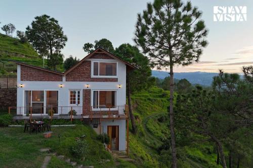 StayVista at Offgrid Ginai - Pet Friendly, Bonfire & Mountain View