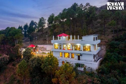 StayVista at The Hush Escape-Valley View 5BHK Luxury villa in Arki
