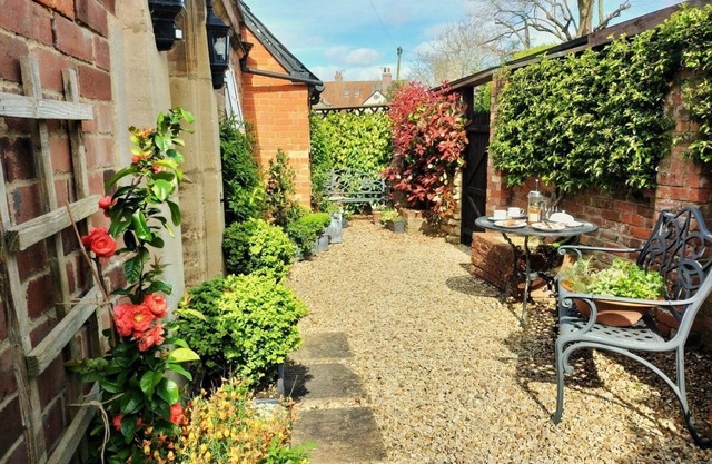 Steeple Ashton Village Spacious Comfort in Cottage for 2 in Country House Style