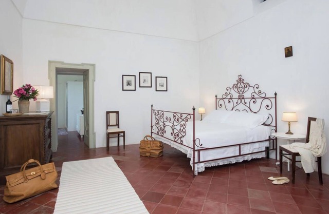 Stemma Room with independent entrance and access to the park and swimming pool