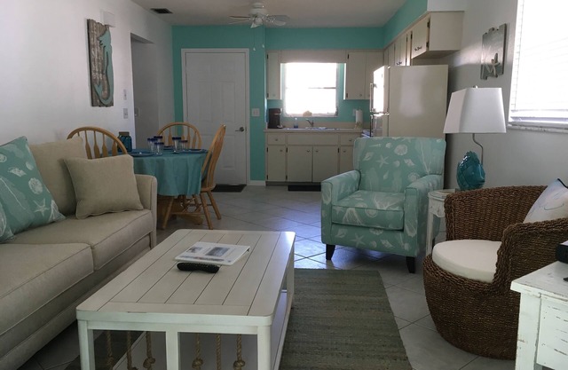 STEPS TO BEACH & STEPS TO BAY & TO WATCH DOLPHINS! 3 MIN WALK TO RESTAURANTS