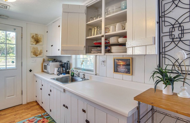 Steps to Eats & Craigville Beach! Cape Cod Cottage