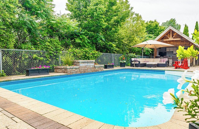 Steps to lake In Barrie w/Pool & hot tub - Perfect for Families!