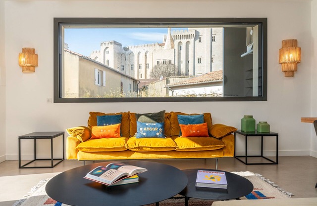 Steps to Papal Palace — 2 luxury suites AC terrace reserved underground parking