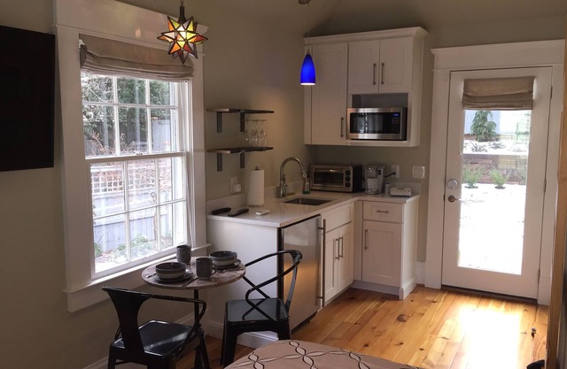 Steps to Piedmont Park - Cozy Midtown/Ansley Park Cottage