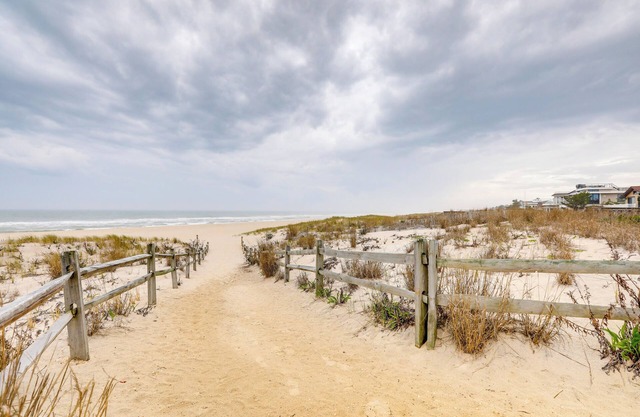 Steps to Surf City Beach: Pet-friendly Cottage!